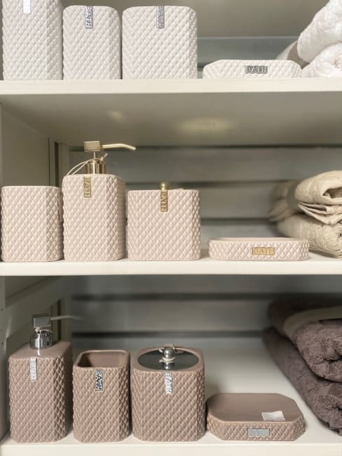 LENE BJERRE Marion Tvåldispenser – 7,5x7,5x17,5 cm, Camel/Ljusguld vitt